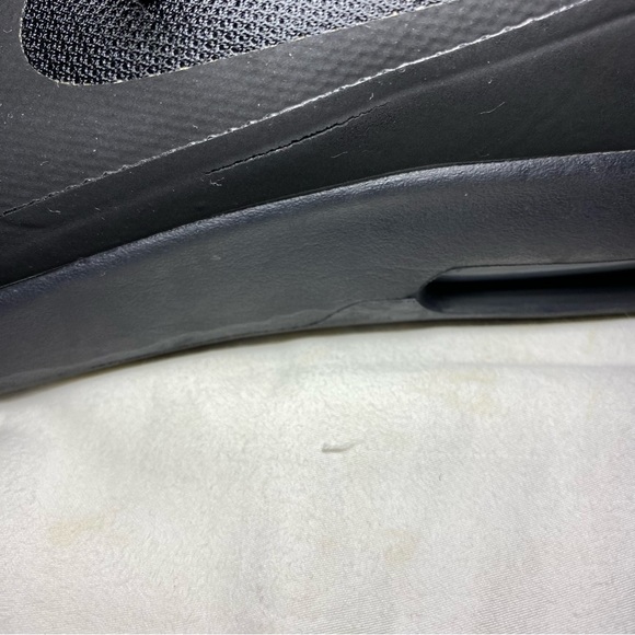 Black Nike Air Running Shoes - Picture 10 of 12